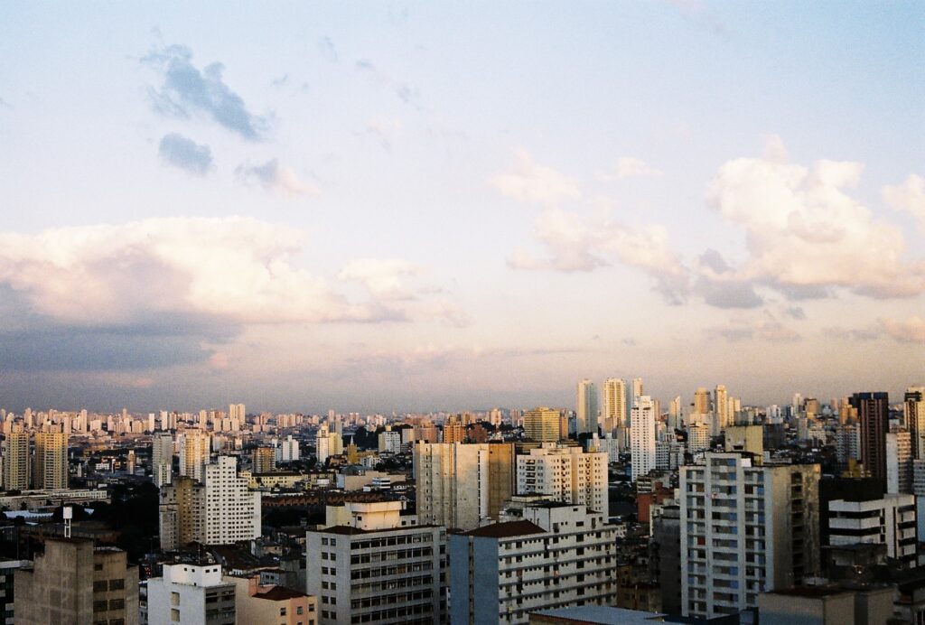 Cidades que estão crescendo no aluguel por temporada no Brasil, com destaque para destinos turísticos e regiões com alta demanda de short stay.