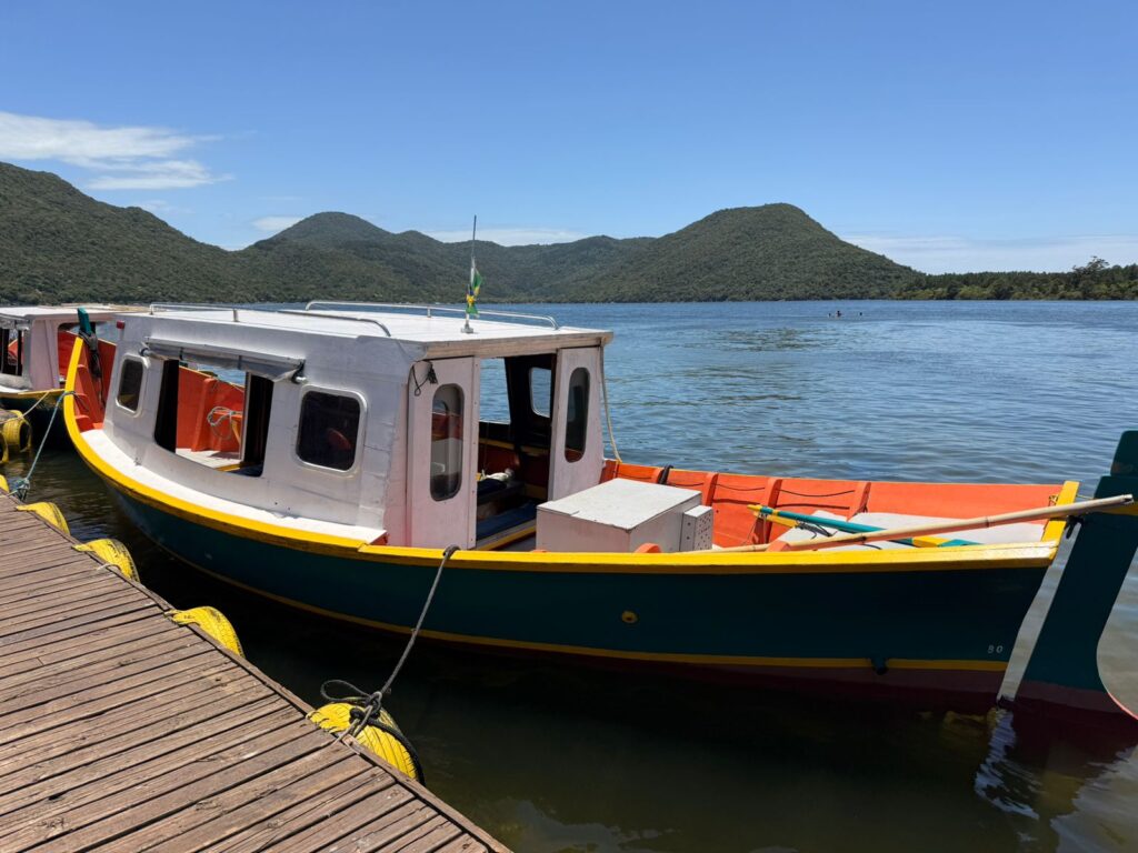 Planeje um dia na Costa da Lagoa em Florianópolis e viva uma experiência única com natureza, barco e gastronomia típica. Descubra o roteiro completo.
