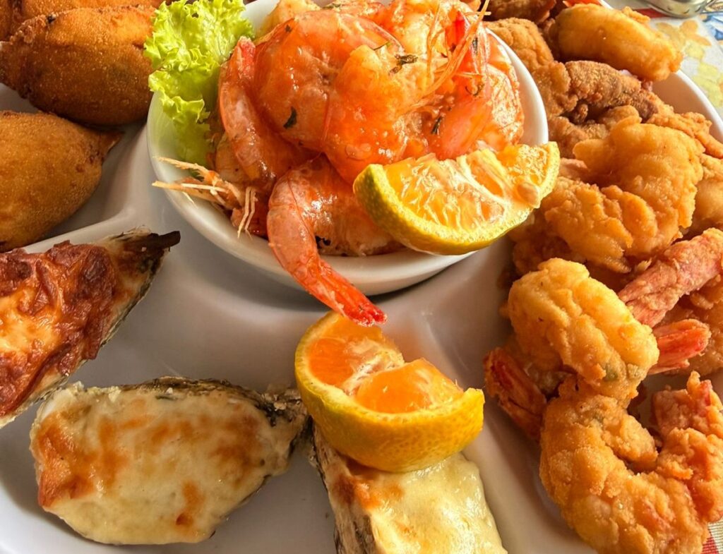 Conheça o Bar do Arante em Florianópolis: mais de 70 mil bilhetinhos, frutos do mar frescos e uma história de 65 anos. Veja dicas antes de visitar!
